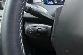 Peugeot 2008 1.2 PureTech Allure | Navigatie | Climate Control | Cruise Control | Camera | Lichtmetalen Velgen | Parkeersensoren Achter / 23