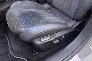 Peugeot 208 1.2 Hybrid 145 e-DCS6 GT | Stoelverwarming | Cruise control | Apple carplay/Android auto | Elek. verstelbare stoelen | Achteruitrijcamera | Kunstlederen/Alcantara bekleding | Massagefunctie | Stuurbediening / 18