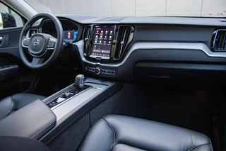 Volvo XC60 2.0 T6 Plug-in hybrid AWD Core Bright Panorama|Leder / 18