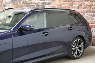 BMW 3 Serie Touring 330e High Executive M Sport Pakket Automaat  / Live Cockpit Professional / SOH 93 % / Driving Assistant / Panoramadak / Trekhaak / Leder / Harman Kardon / Innovation Pack / Parking Assistant / Travel Pack / Curved Display / 19 Inch / Shadow Line / 9