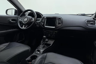 Jeep Compass 4xe 240 Plug-in Hybrid Electric S | Navigatie | Lederen bekleding | Panoramisch schuifdak | Keyless | Stoelverwarming | Zwart dak / 17
