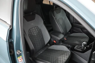 Volkswagen T-Roc 1.5 TSI 150pk DSG R-Line Business+ Black Style Trekhaak Camera Beats Stoelverwarming LED Navigatie / 2