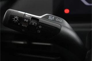 Kia EV6 Light Edition 63 kWh - SOH 99,7%  - Navigatie - Adaptive Cruise Control - Stoel/Stuur verwarming - Apple Carplay/Android Auto - Fabrieksgarantie tot 02-2032 / 23