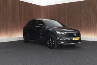 Volkswagen T-Roc 1.5 TSI 150pk DSG Sport Black Style Keyless Camera Virtual Cockpit Navigatie / 12