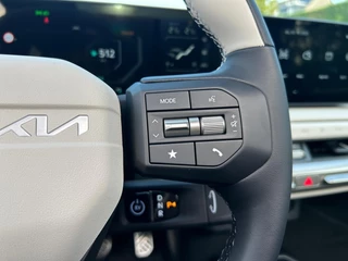 Kia EV4 Hatchback GT-PlusLine 81.4 kWh | Schuif/kanteldak | Lederen bekleding | 360 Graden camera | Head up display | Elektrische achterklep | Elektrische stoel verstelling met geheugen | Stoel verwarming + ventilatie voor | Dodehoek camera | Draadloze oplader / 17
