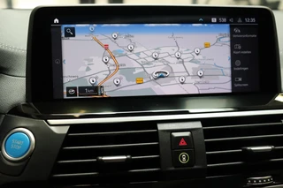 BMW iX3 High Executive 80 kWh Automaat  / Driving Assistant Professional / SOH 97% / Live Cockpit Professional / Trekhaak / Panoramadak / Adaptief Onderstel / Leder / Harman Kardon / Shadow Line / Head-Up Display / Adaptieve LED-koplampen / DAB / 20 Inch / 23