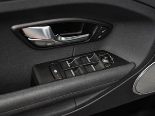 Land Rover Range Rover Evoque 2.2 TD4 4WD 150 PK Pure | Trekhaak | Leder/Alcantara |  Cruise control | Parkeersensoren | 17" / 30