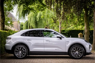 Porsche Macan 4 100 kWh  Pano Luchtvering Sport Chrono Matrix Passenger Display / 17