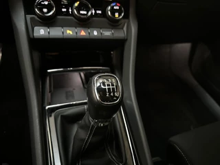 Skoda Karoq 1.5 TSI 150pk ACT Sportline Business Camera Stoelverwarming Sfeerverlichting / 22