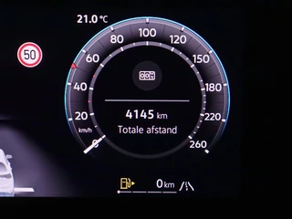 Volkswagen T-Roc 1.5 eTSI R-Line Elek. Trekhaak | Stuur-/stoelverwarming | Verlichte logo's / 5