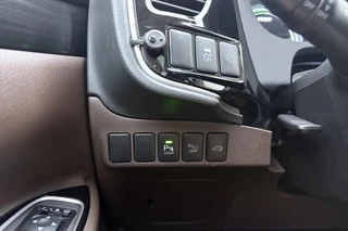 Mitsubishi Outlander 2.0 PHEV Automaat instyle | Navigatie | Lederen bekleding | Achteruitrijcamera | Elektrische achterklep | Stoel- en stuurverwarming | Verwarmd voorraam / 23