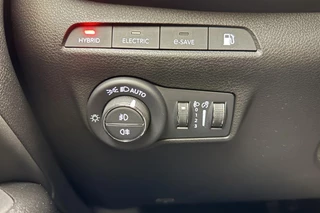 Jeep Compass 4xe 240pk Plug-in Hybrid Automaat S | Navigatie | Lederen bekleding | Achteruitrijcamera | Adapt. Cruise control | Electrische achterklep | Keyless | Zwart dak | 19" Lichtmetalen velgen / 28