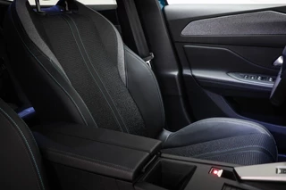 Peugeot e-408 Allure 58 kWh | NIEUW | COMFORT / CONNECT / 360 VISION & DRIVE ASSIST- PACK | STUURVERWARMING | DAB | APPLE | CAMERA / 12