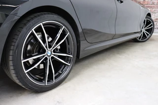 BMW 3 Serie Touring 320i High Executive M Sport Pakket Automaat  / Live Cockpit Professional / Cruise Control / Stoelverwarming / Active Guard Plus / Hifi / LED / Climate Control / Leder / 19 Inch / DAB / 7
