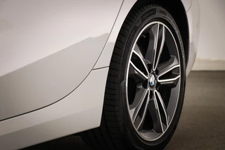 BMW 1-serie 118i Executive Edition | HALF LEDER | DAB | APPLE | DRAADLOZE LADER | CAMERA | 17" / 18