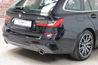 BMW 3 Serie Touring 320i High Executive M Sport Pakket Automaat  / Live Cockpit Professional / Leder / Achteruitrijcamera / DAB / Stoelverwarming / Hifi / Ambiance Verlichting / 18 Inch / LED / Chrome Line / Parkeersensoren voor+achter / Climate Control / 6
