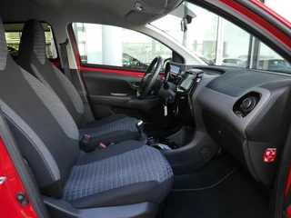 Peugeot 108 1.0 e-VTi Allure | Apple carplay | Achteruitrijcamera | Dab | Mistlampen | Zwart dak | Extra getint glas | Climate control | 5 deurs | Stuurwielbediening / 13
