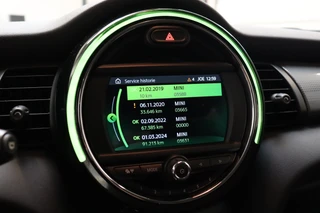 MINI Cooper Hatchback Business 3 deurs  / Navigatiesysteem / Airconditioning / Cruise Control / Bluetooth / Audio / 15 Inch / Elektrisch Pakket / 22