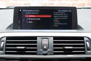 BMW 1 Series 118i Executive Sport Line Automaat 5 deurs / Navigatie Professional / LED / Trekhaak / Climate Control / 17 Inch / Bluetooth / Sportstoelen / Parkeersensoren / Lichtpakket / Cruise Control / Stoelverwarming / Neerklapbare Achterbank / 29