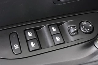 Peugeot e-2008 EV GT 50 kWh Achteruitrijcamera Apple Carplay Dodehoek LED Koplampen / 30