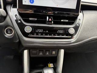 Toyota Corolla Cross 2.0 High Power Hybrid First Edition 1E-EIGENAAR NL-AUTO PARK-SENSOREN BLIND-SPOT STOELVERW APPLE/ANDROID DRAADLOOS-LADEN CAMERA ELEK-KLEP LM-VELGEN AD-CRUISE KEYLESS / 24