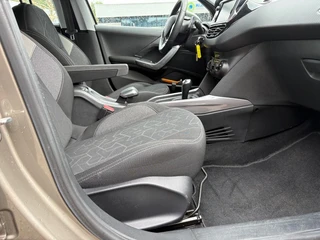 Peugeot 2008 1.2 Puretech Blue Lion Automaat ''Trekhaak - PDC - Navi '' / 26