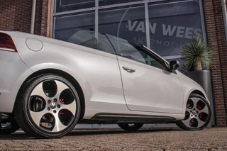 Volkswagen Golf Cabrio 2.0 TSI GTI | 2e eigenaar | DSG | Xenon | Stoelverwarming | Climatronic | Cruise control | Navigatie | Bluetooth | PDC | 18 inch Detroit | Origineel / 42