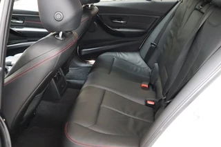BMW 3 Serie Touring 316i High Executive Sport Line  / Navigatie Professional / Leder / Stoelverwarming / Climate Control / 18 Inch / Bluetooth / Xenon / Parkeersensoren / Cruise Control / 16