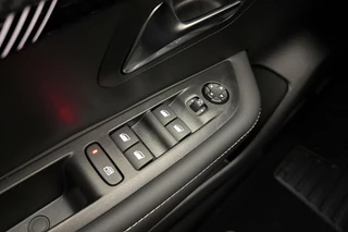 Peugeot 208 1.2 Hybrid 110 e-DCS6 Allure | 360° Camera | Navigatie | Apple Carplay & Android Auto | 16'' LM Velgen | Climate Control / 17