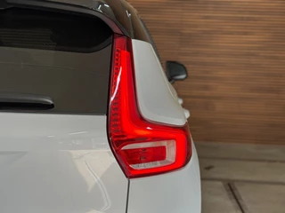 Volvo XC40 1.5 T3 R-Design | Pano | Winterpakket | Elektr voorstoelen+memory | Camera | Carplay / 32