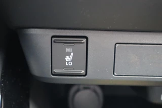 Toyota Yaris HYBRID 115 FIRST EDITION STOEL/STUURVERW DRAADLOOS-LADEN APPLE/ANDROID KEYLESS CLIMA AD-CRUISE 16" LM-VELGEN / 18