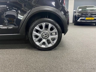 Volkswagen Up! 1.0 cross up! BlueMotion/ Nederlandse auto/ 5 deurs/ Parkeersensoren voor en achter/ Bluetooth / Airco / 34