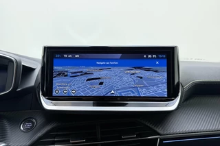 Peugeot e-2008 EV GT 54 kWh | Achteruitrijcamera | Dakrails | Cruise control | Climate control | Navigatie | Stof/lederen bekleding | 16" lichtmetalen velgen | Apple/Android carplay | 400km WLTP | 100% Elektrisch / 26