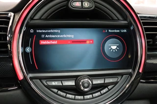 MINI Clubman Cooper S Chili Serious Business Automaat / Navigatiesysteem Professional / Panoramadak / Trekhaak / Leder / 19 Inch / Driving Assistant / Lichtpakket / Achteruitrijcamera / Climate Control / Harman Kardon / Stoelverwarming / 35