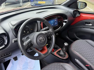 Toyota Aygo X 1.0 VVT-i MT Envy CABRIO KEYLESS PARK-SENSOREN STOELVERWARMING APPLE/ANDROID LM-VELGEN 18" / 2