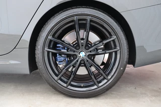 BMW 3 Serie Sedan 330i High Executive M Sport Pakket Automaat  / Live Cockpit Professional / Schuif-/kanteldak / M Sportremsysteem / Leder / Shadow Line / 19 Inch / Extra Getint Glas / Stoelverwarming / Climate Control / Parkeersensoren voor+achter / Stuurwiel Verwambaar / Hifi / 14
