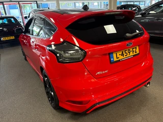 Ford Focus 1.5 Red Edition / navi / cruisecontrol / nieuwe motor / super nette staat / 9