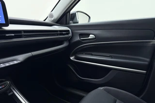 Jeep Avenger 1.2 e-Hybrid 110pk Automaat Summit | Navigatie | Achteruitrijcamera | Adapt. Cruise control | Climate control | Elektrische achterklep | Keyless | 18" Lichtmetalen velgen | 8 jaar garantie / 34