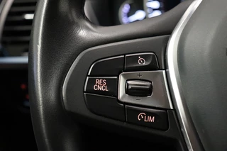 BMW X3 xDrive20i High Executive xLine Automaat  / Navigatie Professional / Leder / Trekhaak / 19 Inch / Adaptieve LED-koplampen / Stoelverwarming / Ambiance Verlichting / Parkeersensoren voor+achter / Sportstoelen / 33
