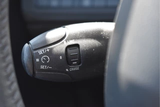 Peugeot 208 1.2 PureTech Style  | NL-Auto | Navi | Cruise Control | Airco | Bluetooth | Park.sensoren | LM-Velgen | NAP / 19