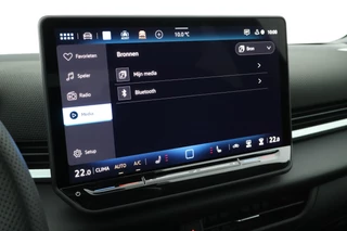 Volkswagen T-Roc 1.5 eTsi 150pk DSG R-Line First Edition Trekhaak Camera Keyless Stoelverwarming Virtual Cockpit Carplay / 25