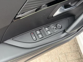 Peugeot 208 1.2 Turbo 100 PK GT | Navigatie | Zwart dak | Sportstoelen | Keyless Start | 17" Lichtmetalen Velgen | Full LED Verlichting | Climate Control | Cruise Control | Camera | Parkeersensoren | Dodehoek detectie | / 34