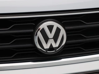 Volkswagen T-Roc 1.5 TSi Sport 150 Pk | Trekhaak | Adaptive Cruise | Camera | CarPlay | Panorama dak | 17 Inch | 159.197 Km !! / 12