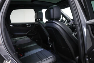 Porsche Cayenne 3.0 E-Hybrid Platinum Edition | LUCHTVERING | MASSAGE | STOELVENTILATIE | COMFORTSTOELEN | CAMERA | 22" / 15