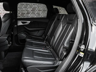 Audi Q7 3.0 TFSI quattro S-Line Panoramadak B&O Advanced Nachtzicht Luchtvering Leder ACC HUD Virtual Cockpit Soft-Close Achterasbesturing Trekhaak 21" / 15