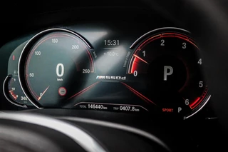 BMW 5-serie M550d xDrive High Executive | 2e eigenaar | Driving Assistant Plus | Innovation pakket | Stoelverwarming & -ventilatie | Stuurverwarming | Harman-kardon | 360 camera / 42