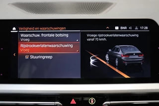 BMW 3 Serie Sedan 320i Executive Edition Automaat  / Trekhaak / Live Cockpit Professional / Cruise Control / Parkeersensoren / Neerklapbare Achterbank / Apple Carplay / Sportstuur / 34
