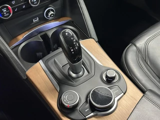 Alfa Romeo Stelvio 2.0 T AWD TREKHAAK LEER NAVI CRUISE ECC. / 37
