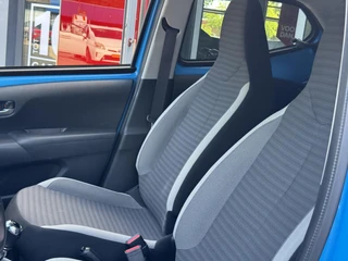 Toyota Aygo JOY 5-DEURS AUTOMAAT LICHTMETALEN VELGEN CAMERA CLIMA / 8