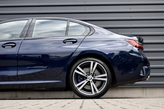 BMW 3 Serie 330e M Sport Individual  | 19'' Wielen | Lederen Bekleding | CarPlay | Audio Media Pack | 1e Eigenaar | / 31